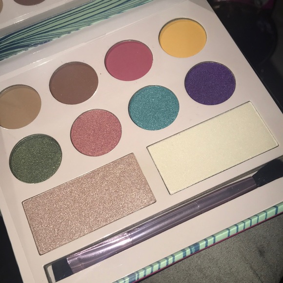Eyeshadow and highlighter palette(SOLD) - Picture 3 of 4